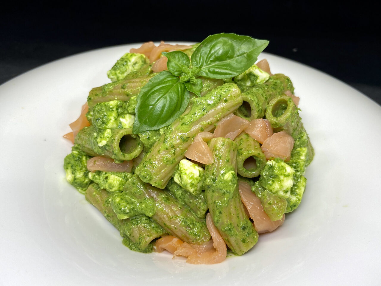 Tortiglione Integrale Bio con pesto di rucola e basilico, salmone affumicato e feta