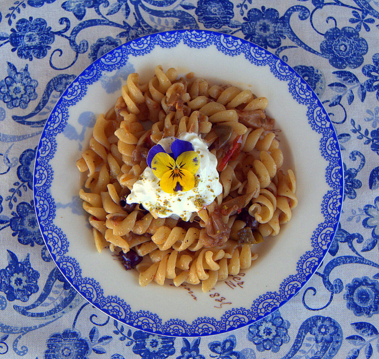 Fusilli con caponata tropeana , stracciatella pugliese e polvere di pistacchio