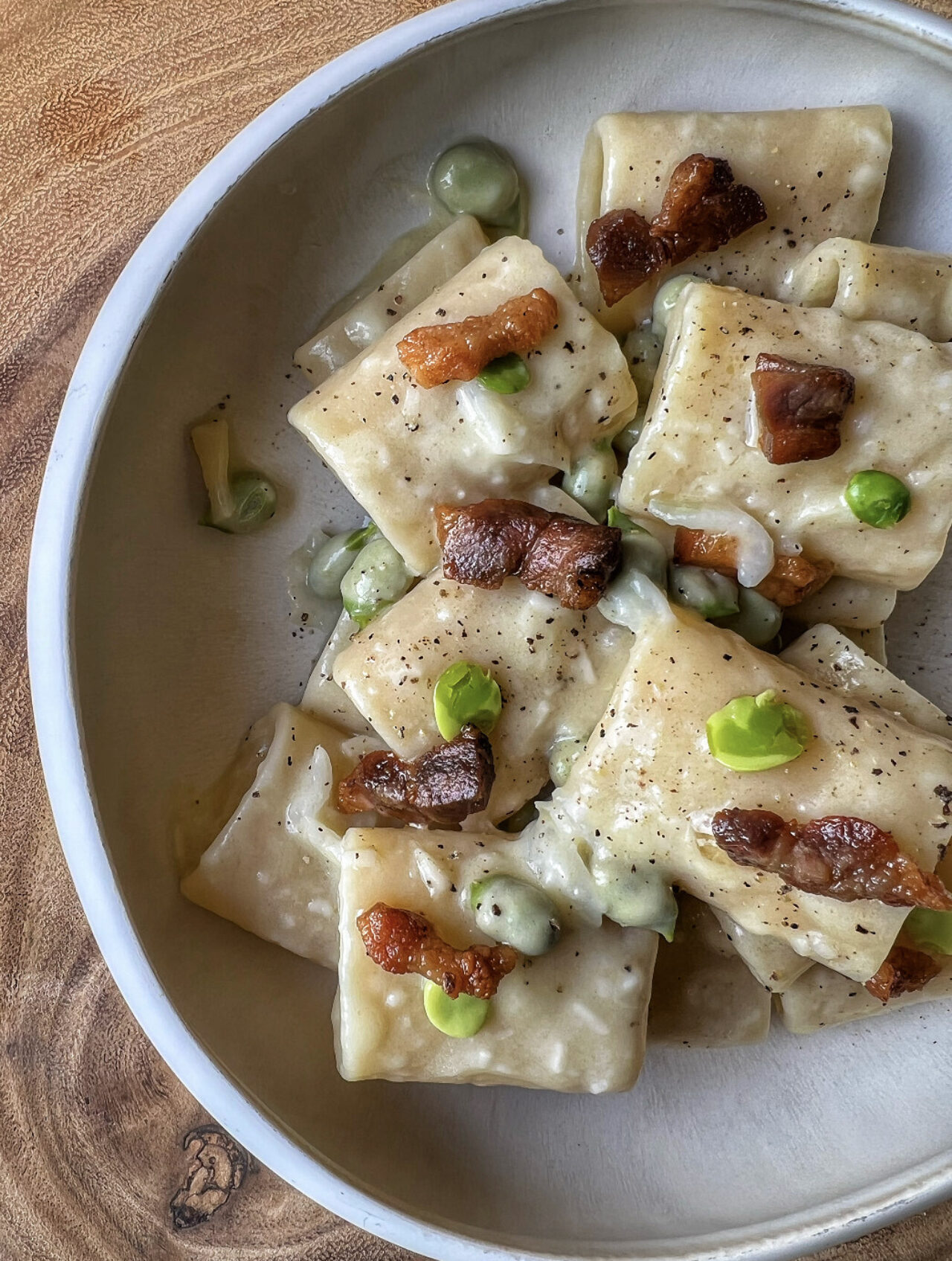 Paccheri con fave, guanciale croccante e pecorino