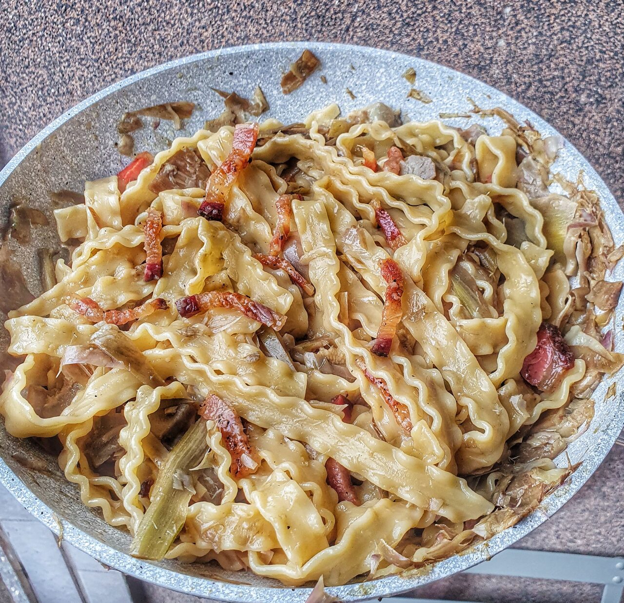 Mafalde con carciofi, guanciale croccante e formaggio grattugiato