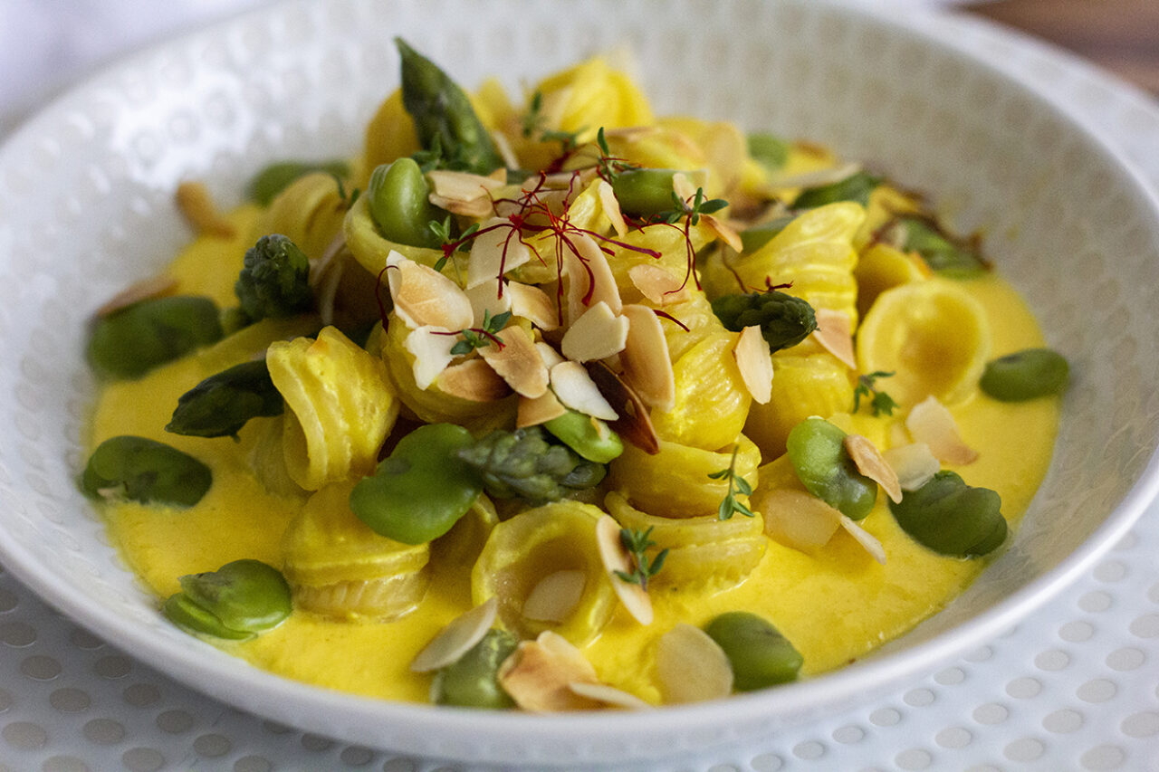 Orecchiette con fave e asparagi su crema di pecorino allo zafferano