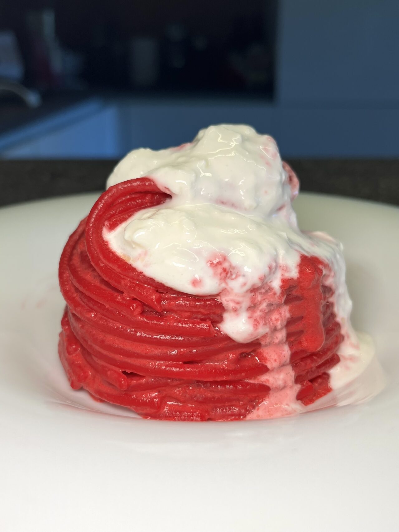 Spaghettone con crema di barbabietola, robiola e burrata