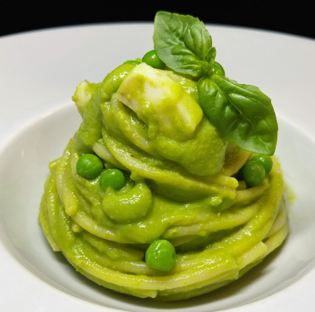 Spaghetti Armando mit Tintenfisch und Erbsencreme