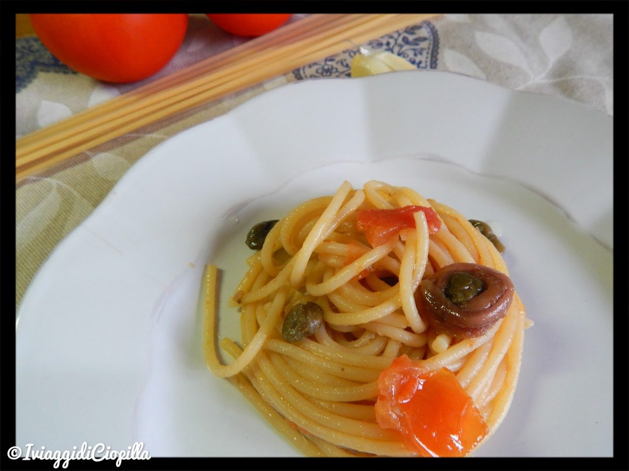 Spaghetti alla chitarra mit Tomate, gewürzt mit Sardellen, Kapern und Oliven