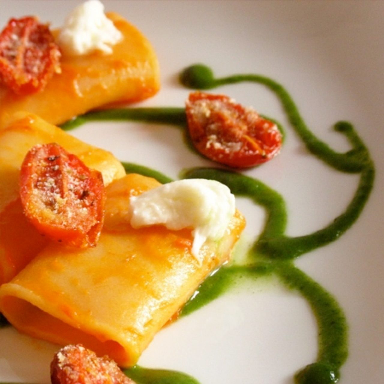 Paccheri con salsa di pomodori confit, crema di basilico e mozzarella di bufala Dop