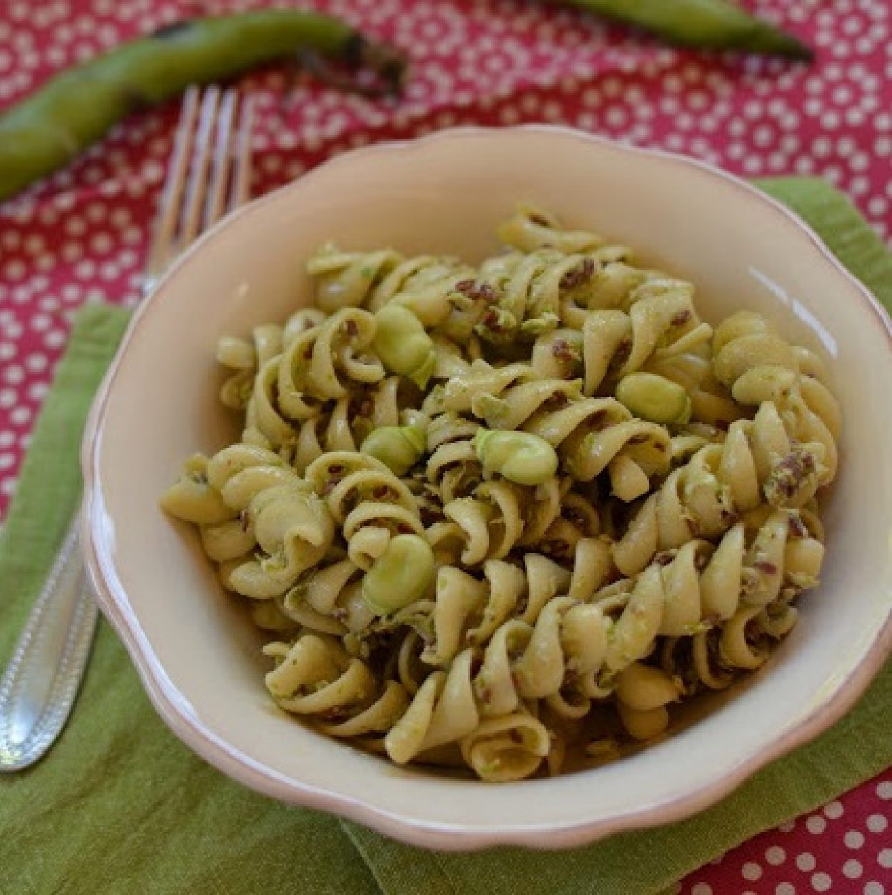 Fusilloni con pesto di fave e semi di lino