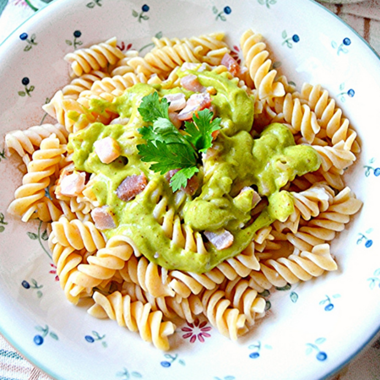 Fusilli al pesto di zucchine con pancetta affumicata