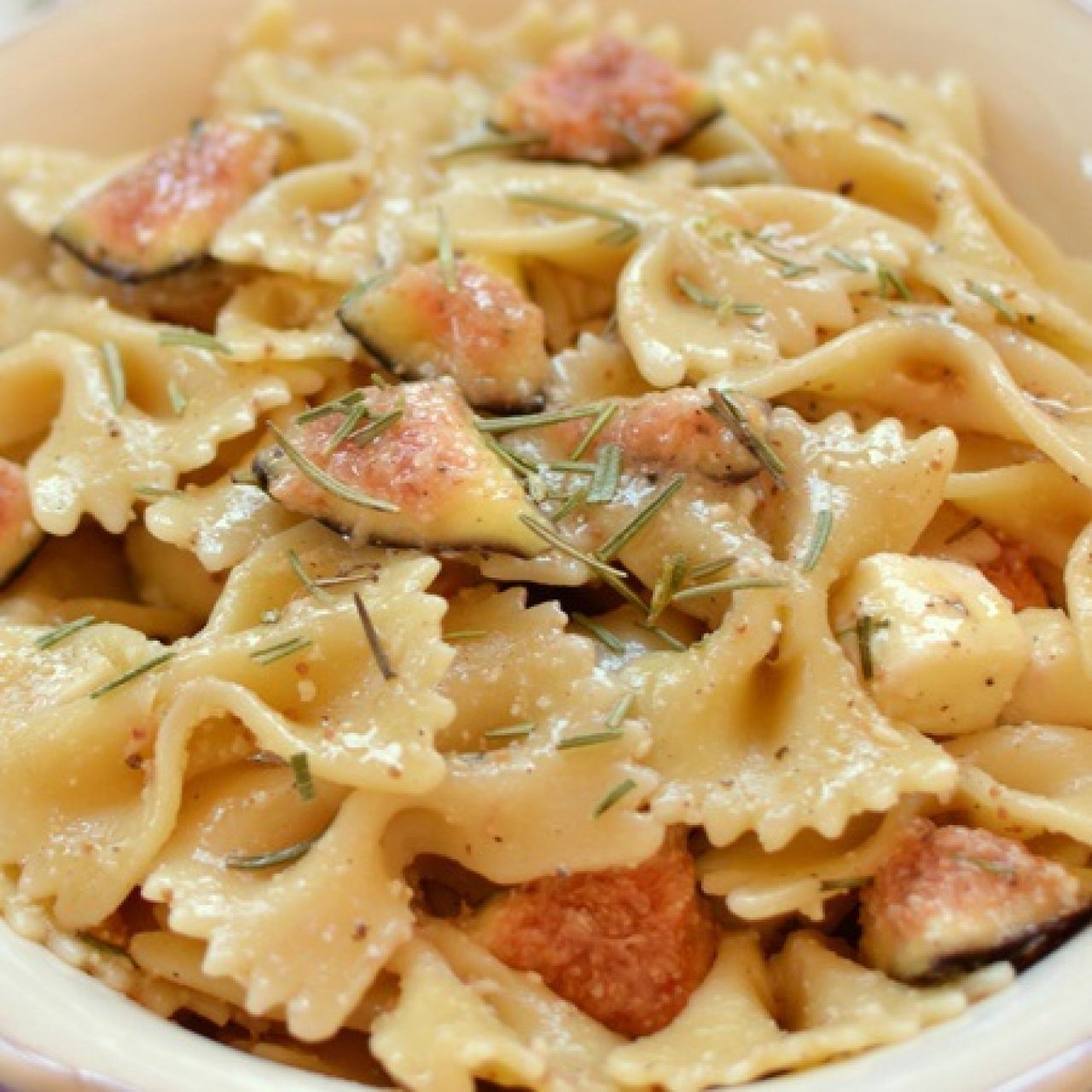 Insalata di farfalle con fichi e mozzarella al rosmarino