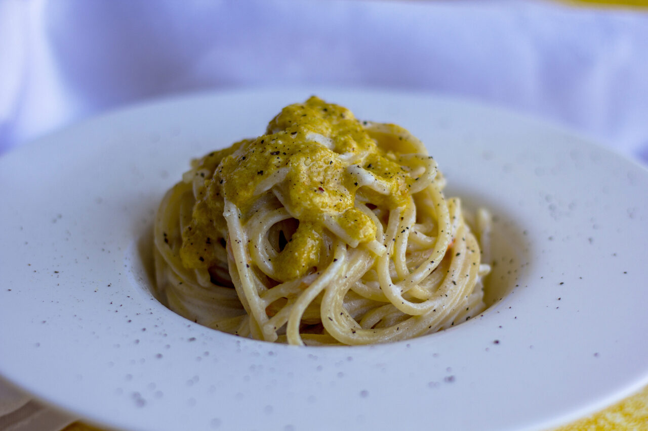 Rezept für Spaghetti alla chitarra Pasta Armando mit Zucchiniblütenpesto, Sardellen und Parmigiano-Reggiano-Creme 2