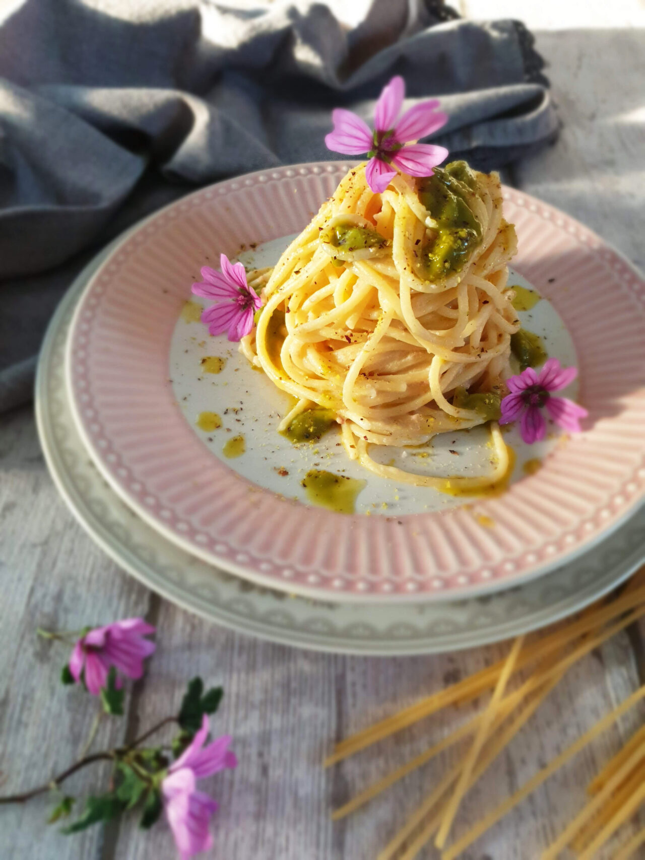 Spaghetti Pasta Armando con mortadella e pesto di pistacchio