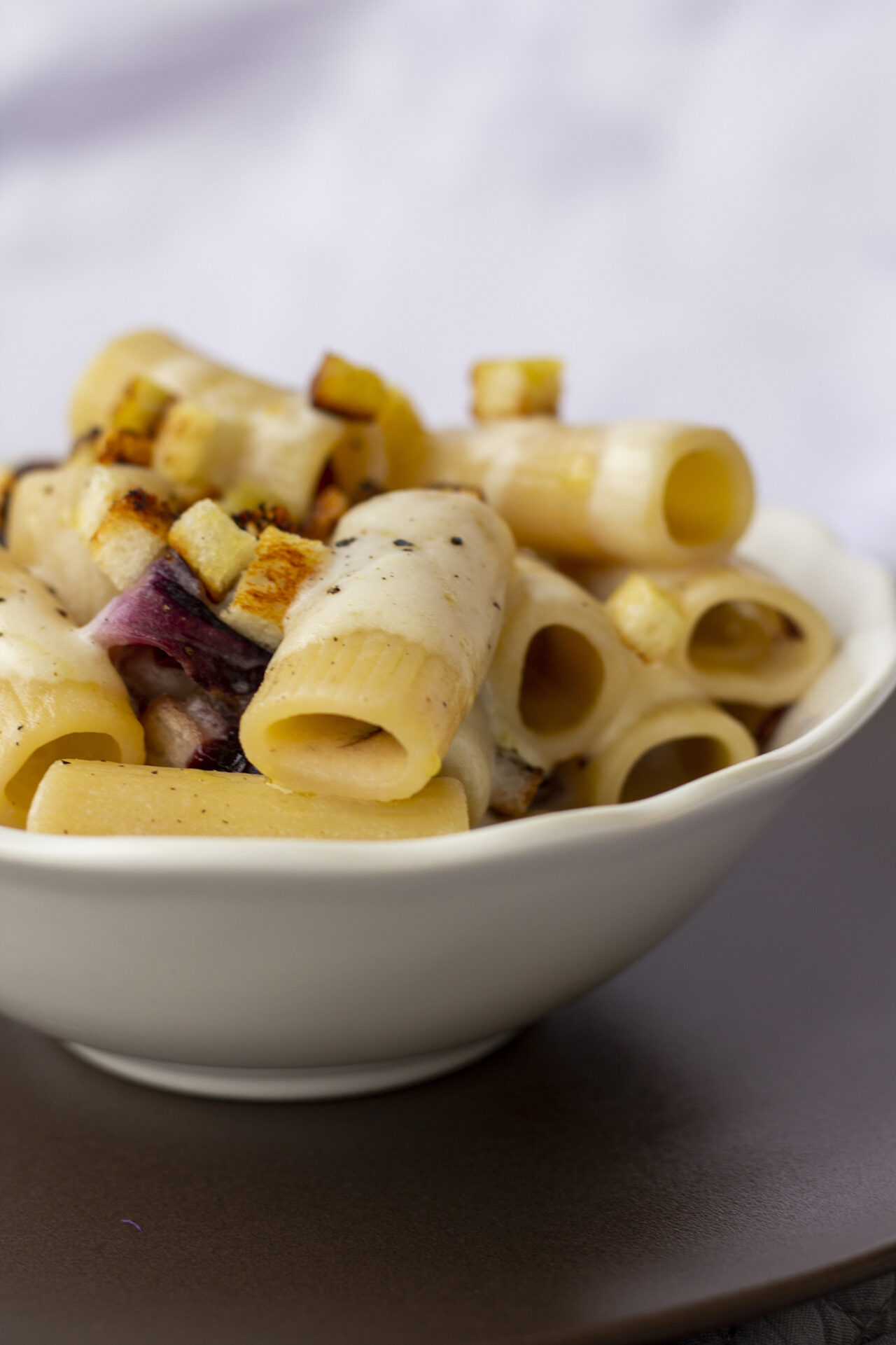 Rigatoni con fonduta di crescenza al liquore di pistacchio e radicchio di Verona