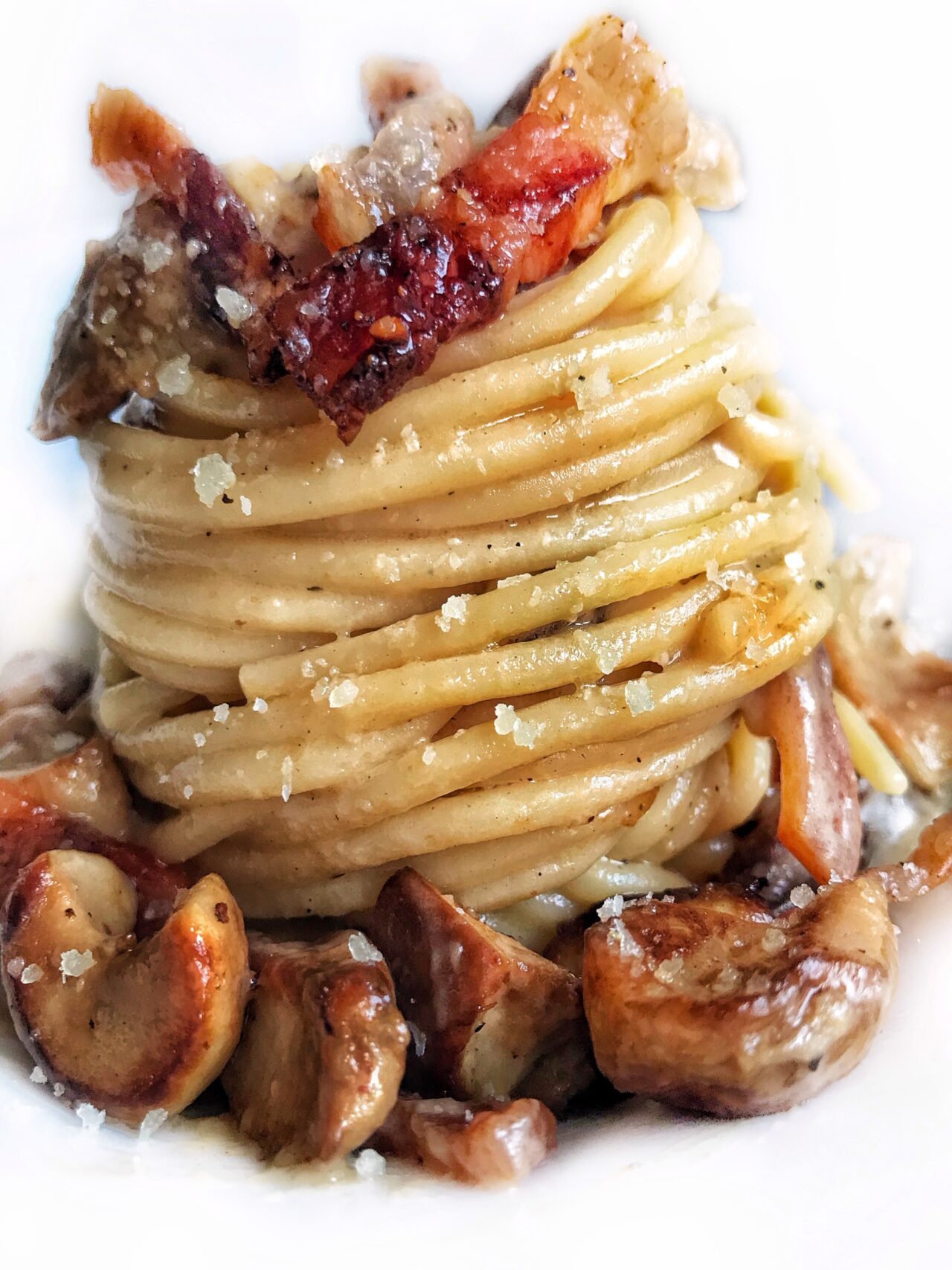 Spaghetti mit Steinpilzen, Pecorinocreme, schwarzem Pfeffer und knusprigem Speck