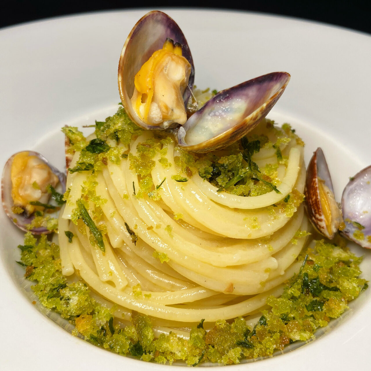 Spaghetti Pasta Armando con vongole e pane aromatizzato al prezzemolo