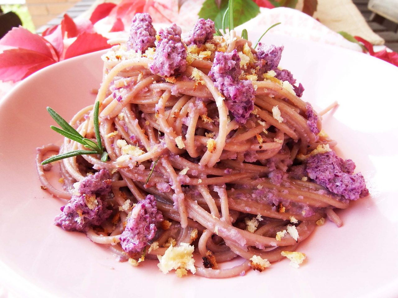 Spaghetti integrali con pesto di cavolo rosso e briciole croccanti al rosmarino