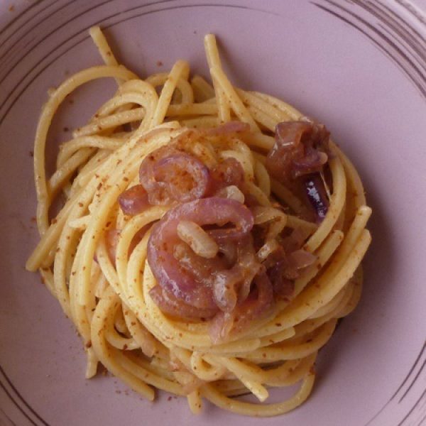 Spaghetti alla chitarra mit roten Tropea-Zwiebeln und Thunfisch-Bottarga