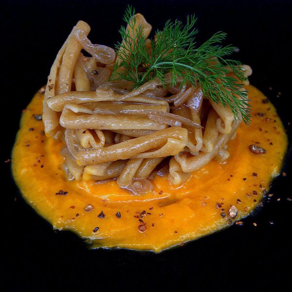 Treccia di farro integrale in salsa veneta con crema di zucca e granella di cucunci