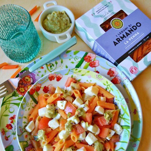 Penna aus roten Linsen mit Caprese-Salat und Pistazienpesto