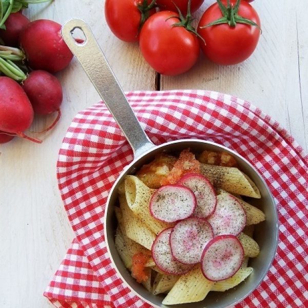 Penne-Tomaten und Radieschen