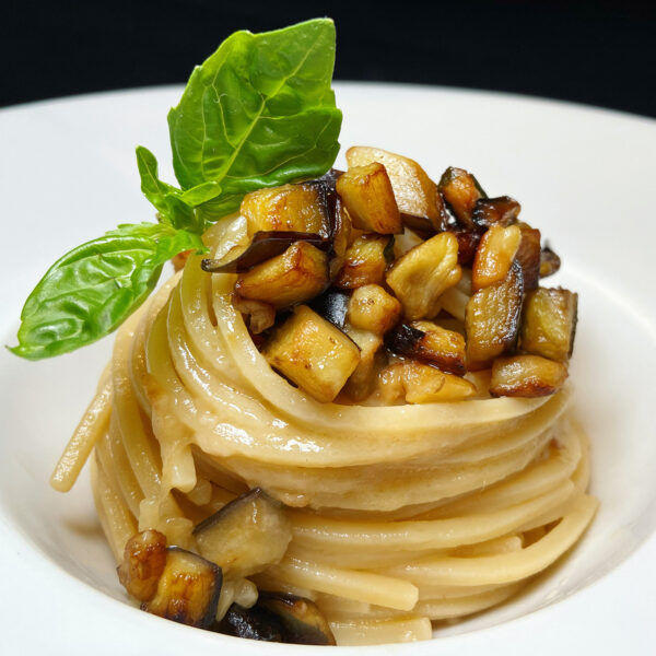 Chitarra Pasta Armando con melanzane, basilico e Provolone del Monaco