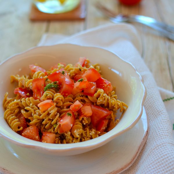 Fusilli di Legumi con Dadolata di Pomodori e Pesto di Feta alla Menta