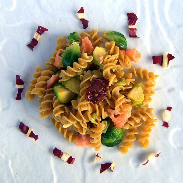 Fusilli aus Hülsenfrüchten mit Rosenkohl und geräucherter Lachsforelle