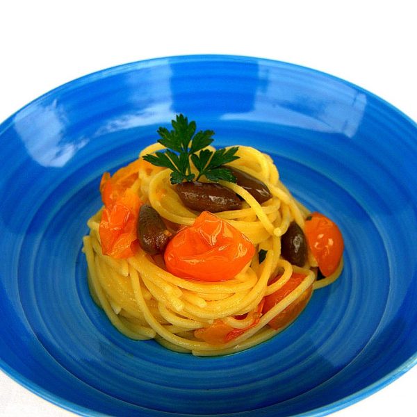 Spaghetti mit gelben Datteltomaten, Sardellensauce und Kapernblüten aus Pantelleria