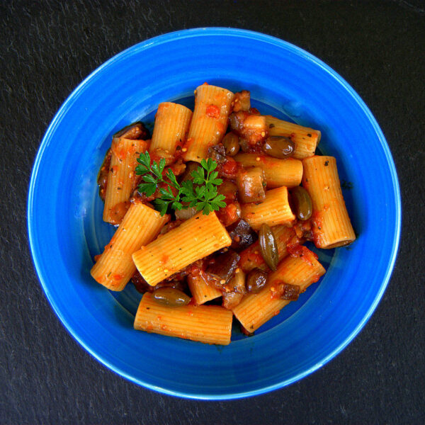 Rigatoni mit Tomaten, Auberginen und Cucunci Spaccatella