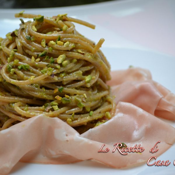 Spaghetti integrali con pesto di pistacchi e mortadella