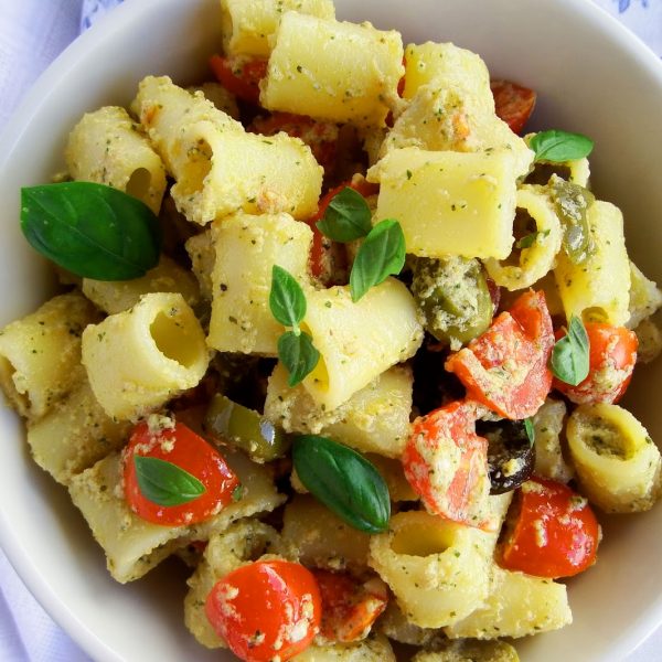 Insalata di pasta con salsa di uova sode e basilico