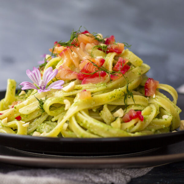 Linguine al pesto di pak-choi con salmone gravlax alla barbabietola