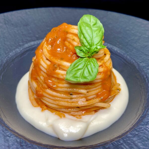 Spaghetti con Datterini Armando, basilico e fonduta di Parmigiano