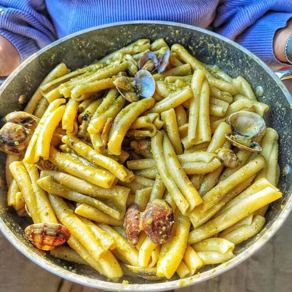 Treccione con pesto di pistacchio e vongole