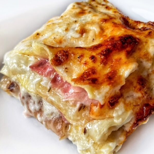 Lasagne mit Kartoffeln, geräuchertem Provola-Käse und gekochtem Schinken