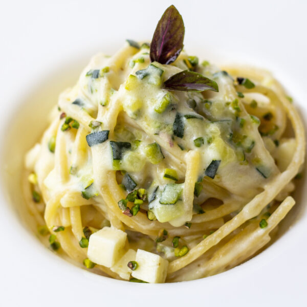 Spaghettone con crema di ricotta, Branzi, brunoise di zucchine e pistacchi