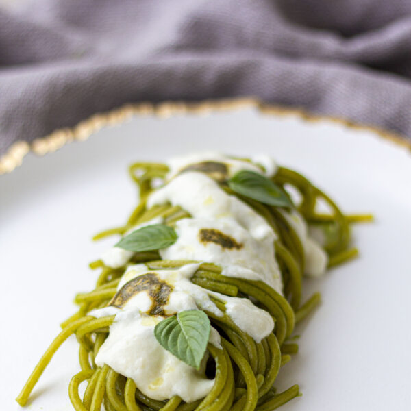 Spaghettone con cavolo nero, estratto di pepe nero e pecorino toscano