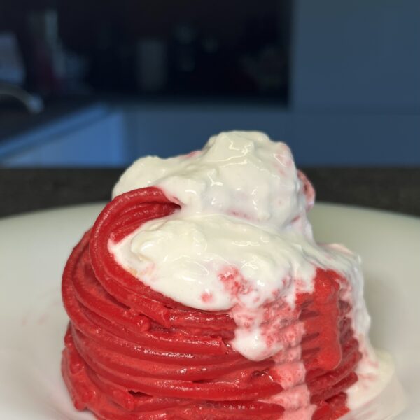 Spaghettone mit Creme aus Roter Bete, Robiola und Burrata-Käse