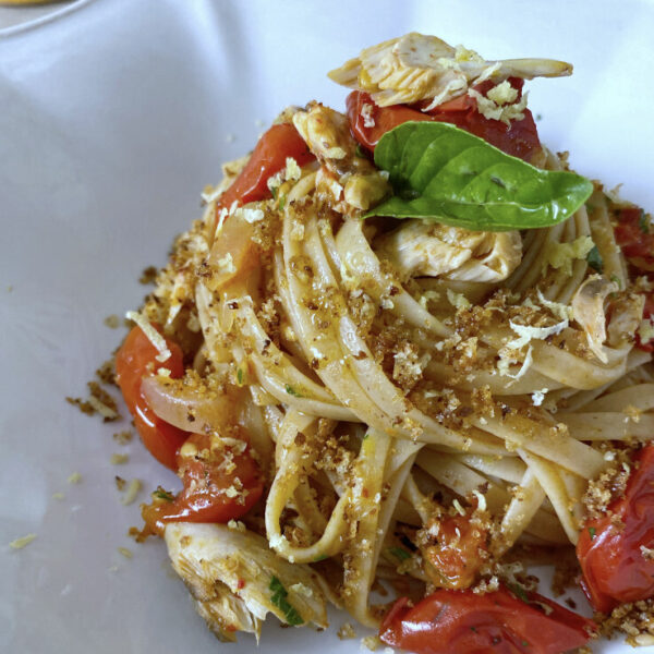 FERRAGOSTO con Pasta Armando | Linguine Integrali Bio con sgombro, pomodorini e muddica atturrata di Ilenia Guarneri