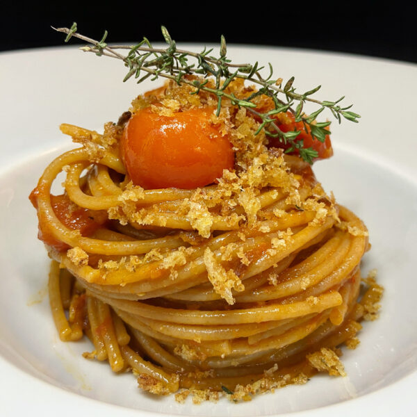 Spaghetto Integrale Bio Pasta Armando con alici, pomodorini e pane profumato al timo