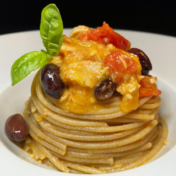 Spaghetti Integrali Bio Armando con tonno, datterini gialli e rossi e olive