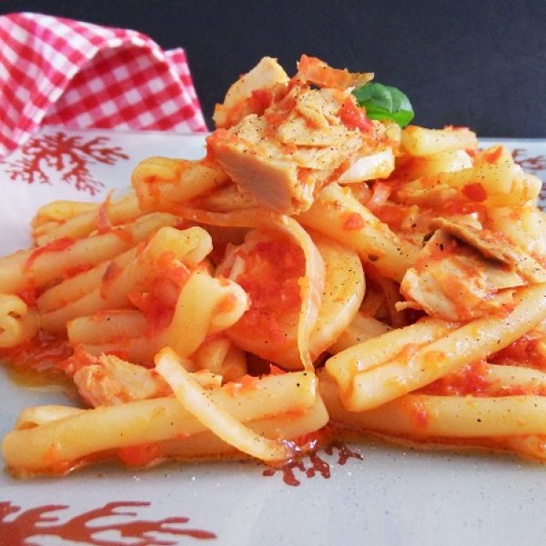 Treccia mit Paprika-, Thunfisch- und Zwiebelpesto