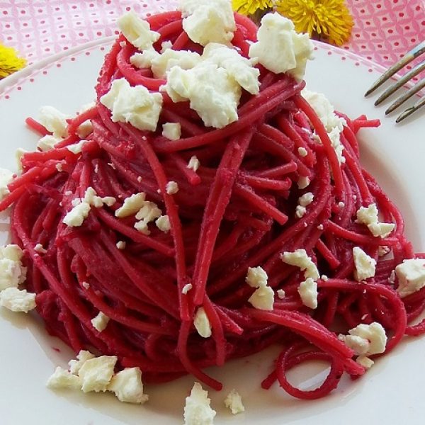 Dinkelspaghetti mit roter Bete und Feta-Pesto