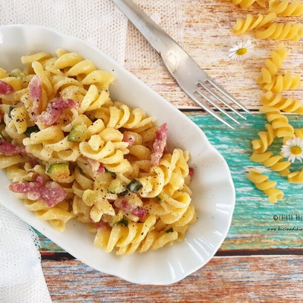 Fusilli Pasta Armando con zucchine, pancetta affumicata e pesto di mandorle