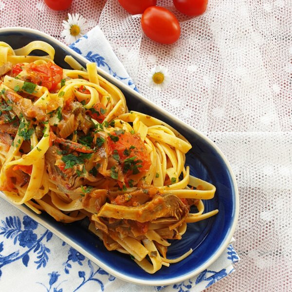 Fettuccia Pasta Armando mit würziger Artischocken- und Sardellensauce