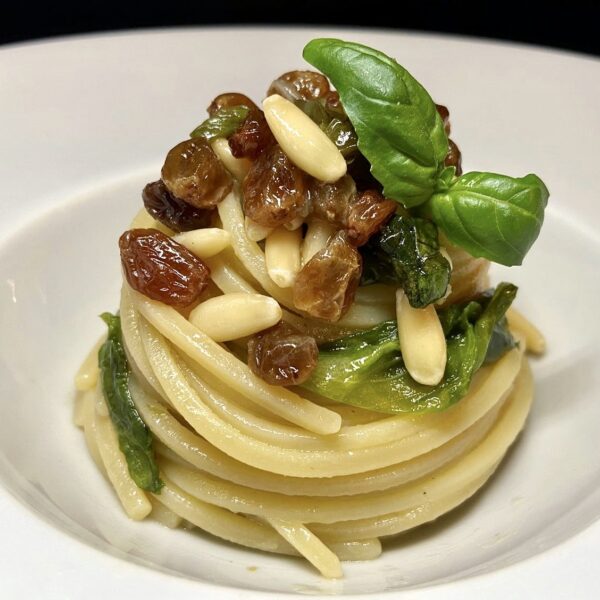 Chitarra con scarola, pinoli, uvetta e colatura di alici