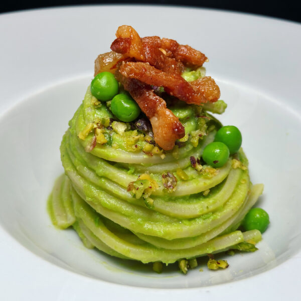 Chitarra Pasta Armando con crema di piselli e guanciale croccante