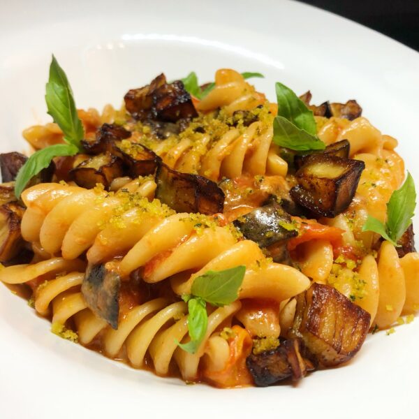 Fusilloni Pasta Armando mit Auberginen, Datterini-Tomaten und Provolone