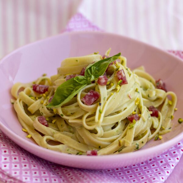 Linguine Pasta Armando con crema di fave e basilico, salame e pistacchio