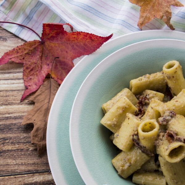 Mezze maniche Armando con pesto di melanzane grigliate e pomodorini secchi