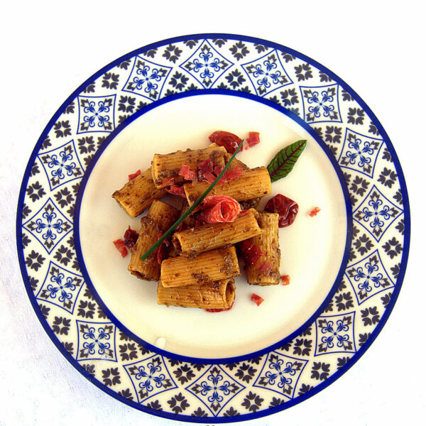 Rigatoni mit Fiolaro-Brokkoli-Pesto, Tomaten und Campanella del Borgo-Salami