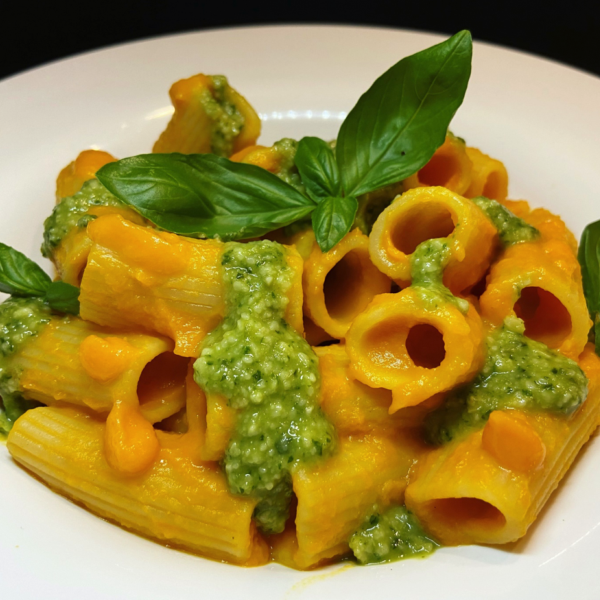 Rigatoni con crema di zucca e fonduta verde